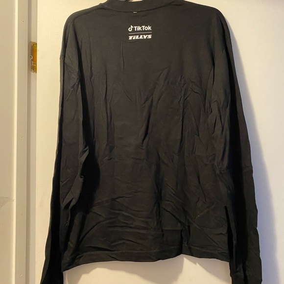 ⚫️ Tik Tok X Tillys graphic tee large - Picture 4 of 5